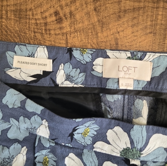 Loft Outlet Pleated Floral Shorts Size 6 - Picture 4 of 9